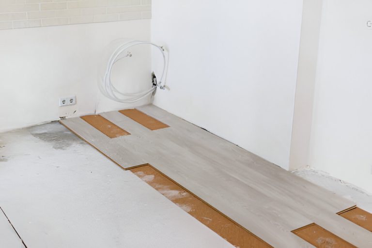 3 Ways to Use Hardwood Flooring in a Bathroom